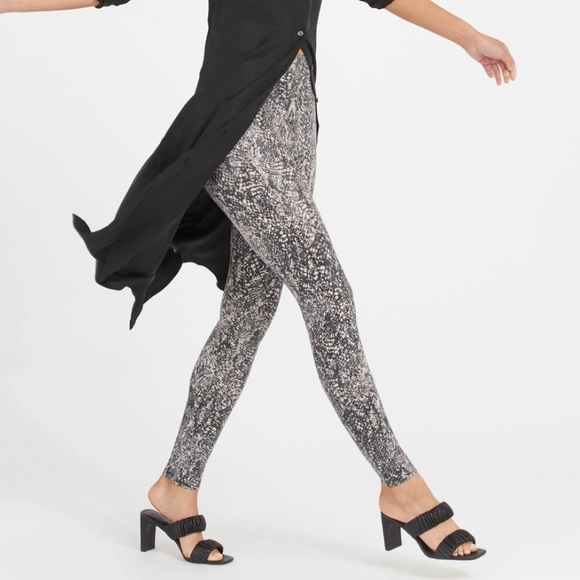SPANX NWT FAUX LEATHER SNAKE SHINE LEGGINGS GRAY WHITE - Picture 2 of 12